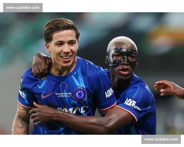 贝林厄姆 22 岁生日，女友晒甜蜜瞬间：舞伴与星光的双重闪耀